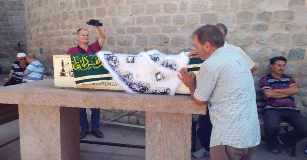 Arabada Bırakılan Ve Yanarak Can Veren Minik Melihe En Acı Veda