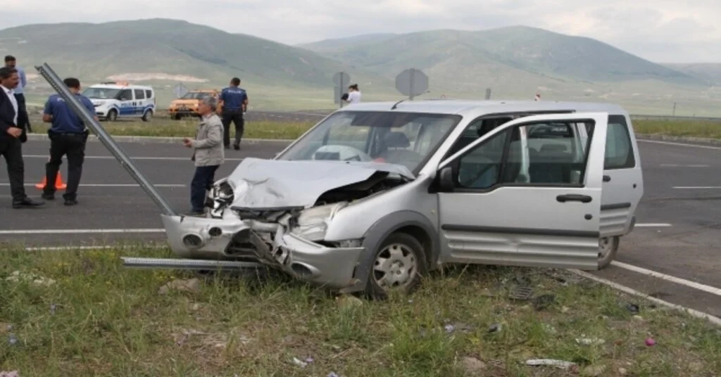 Ardahanda Kamyonet İle Otomobil Çarpıştı: 8 Yaralı