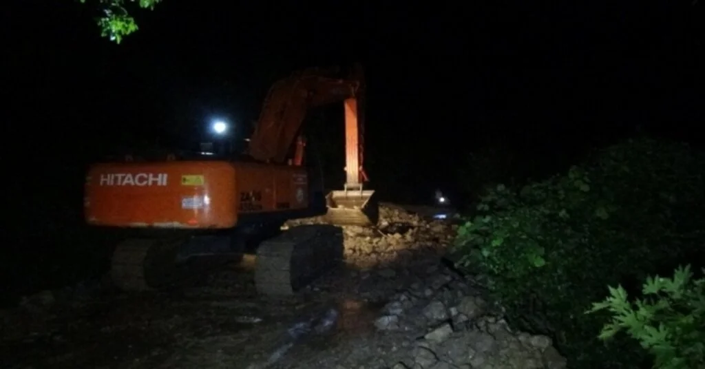 Aşırı Yağış Sel Ve Toprak Kaymasına Neden Oldu: 10 Kişi Mahsur Kaldı