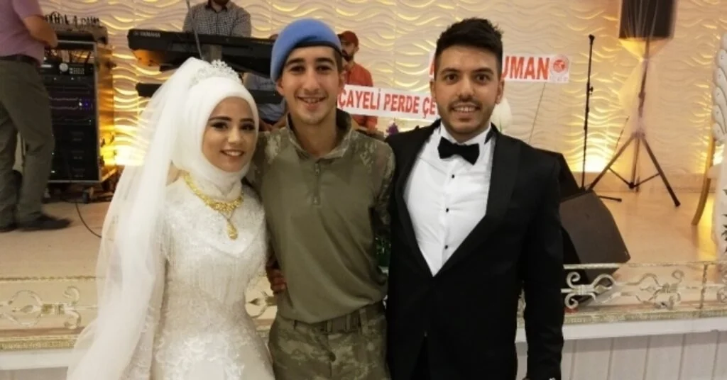 Asker Kardeşi Sürpriz Yapıp Düğüne Askeri Kamuflajla Katıldı