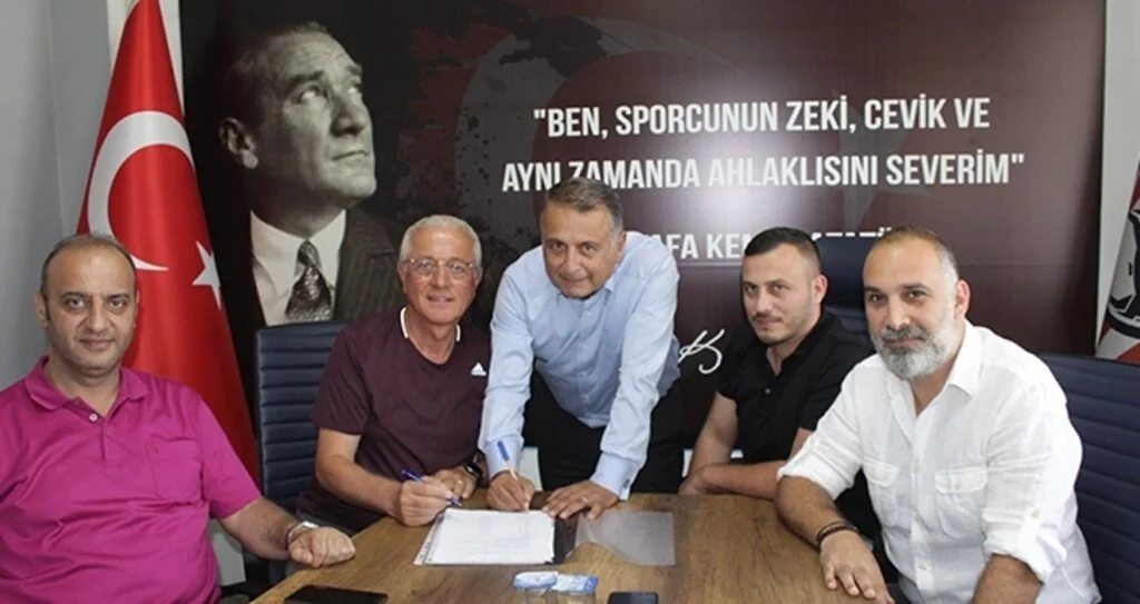 Atakum Belediyespor'da Mustafa Kara İmzayı Attı