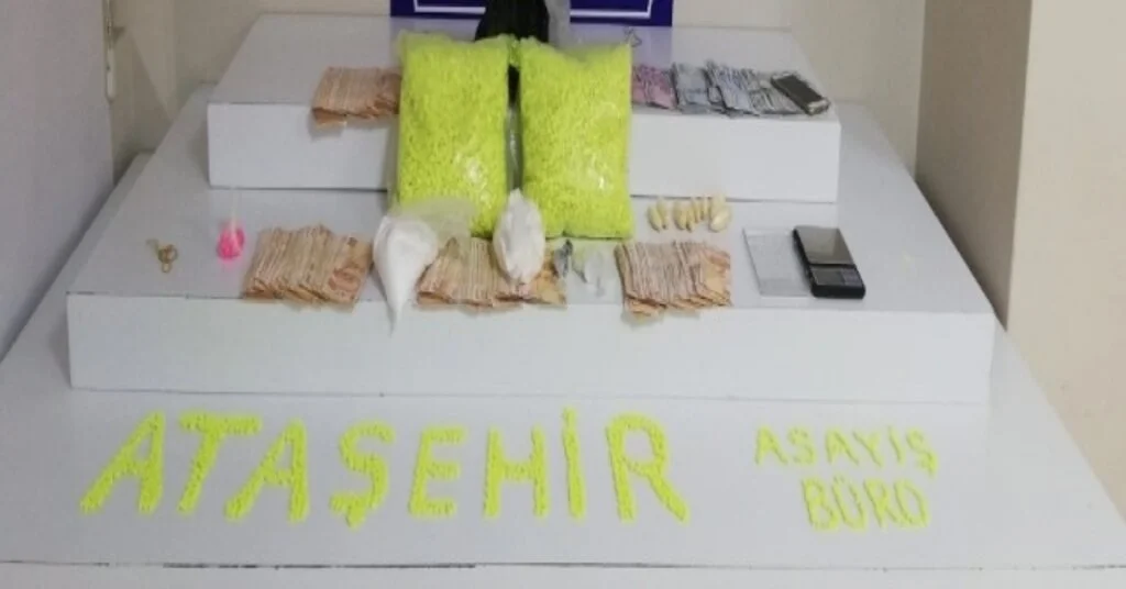 Ataşehirde Buzdolabına Saklanmış Halde Uyuşturucu Ele Geçirildi