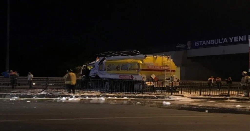 Avcılarda Devrilen Yakıt Tankerinin Kaldırılmasıyla Yol 4 Saat Sonra Trafiğe Açıldı