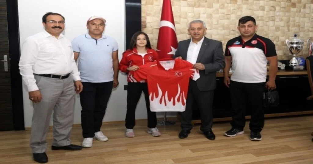 Avrupa 3.sü Eda Nur Ersoy, Belediye Başkanı Mehmet Zeybeki Ziyaret Etti
