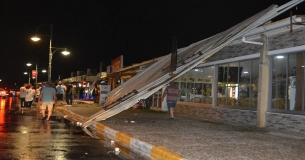Ayvalıkta Hortum Yıktı Geçti