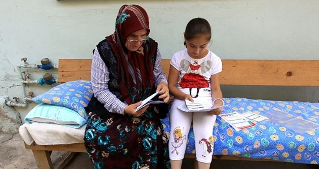 Babaanne ile torunu kapı kapı kanseri anlatıyor