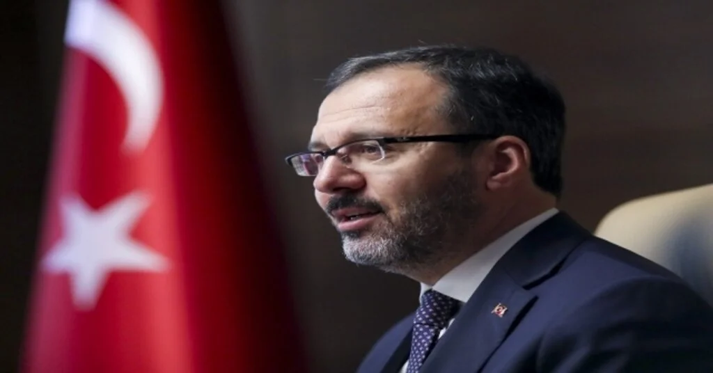 Bakan Kasapoğlundan Milli Yüzücü Beril Böceklere Tebrik Mesajı
