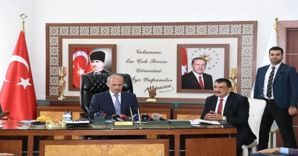 Bakan Turandan Belediye Başkanı Gürkana Ziyaret