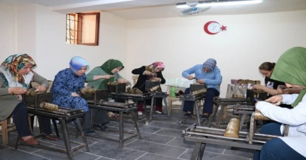 Bakır Ve Sedefe Kadın Eli Değdi