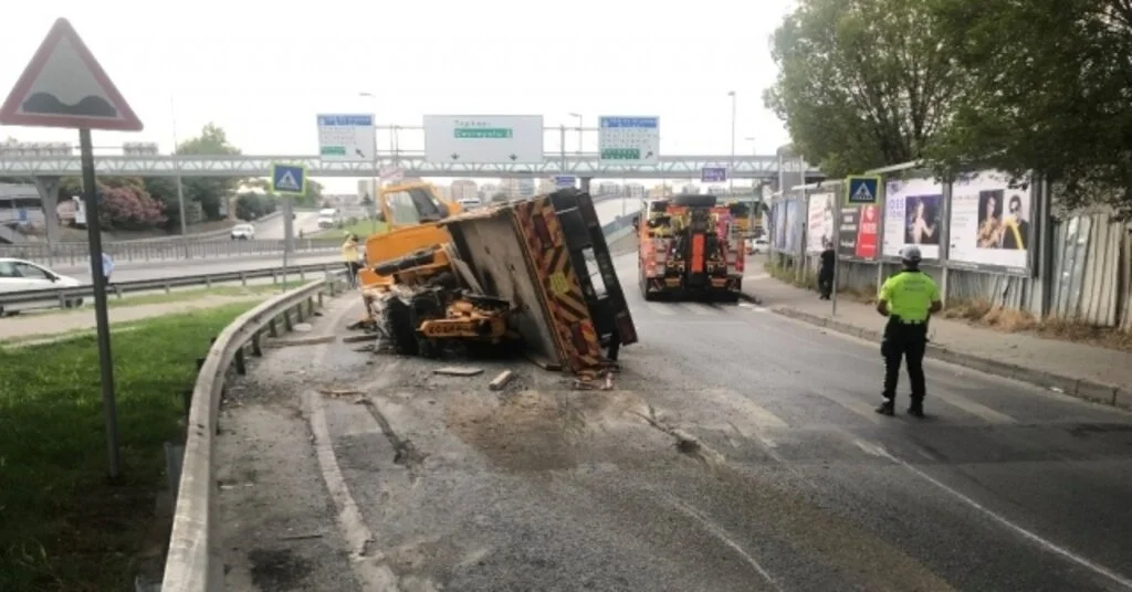 Bakırköyde Vinç Yola Devrildi: 1 Yaralı