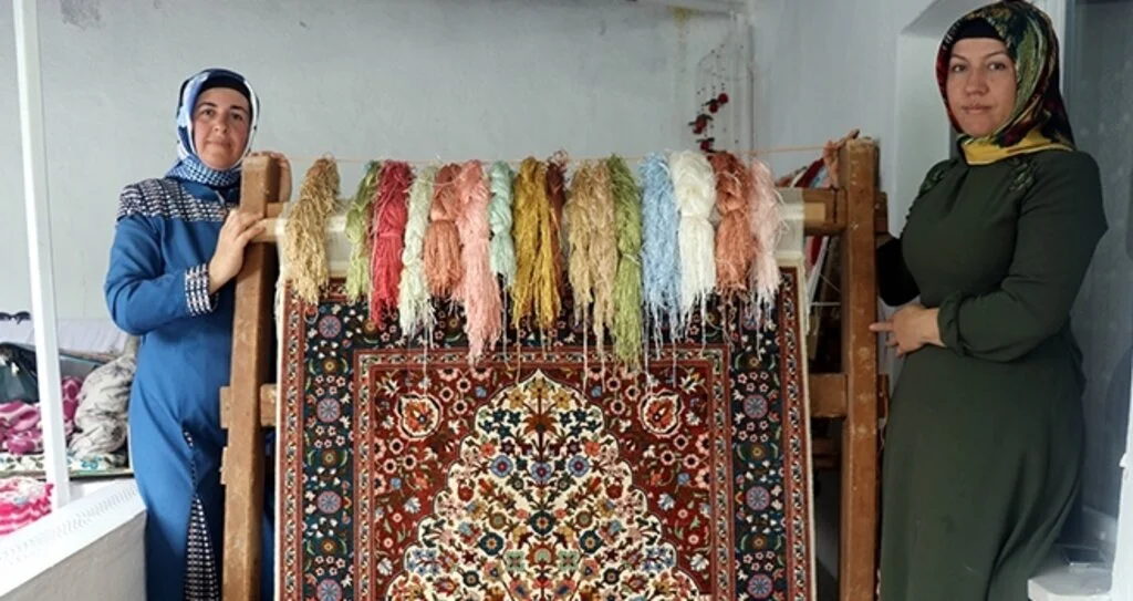Balkonda ördüğü ipek halıları dünyaya satıyor
