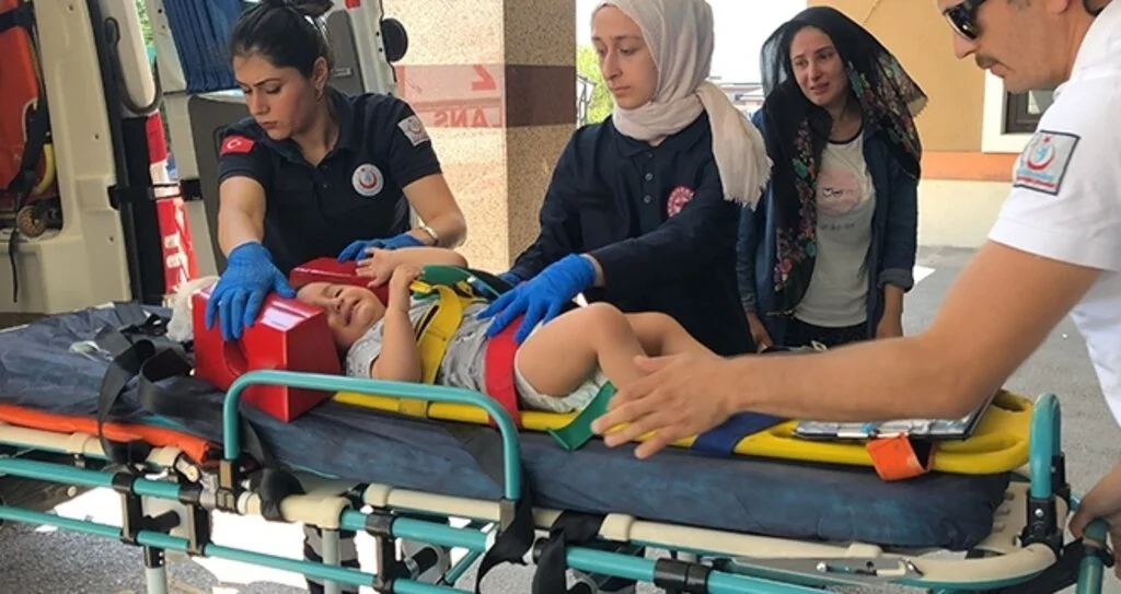 Balkondan düşen 2 yaşındaki çocuk yaralandı