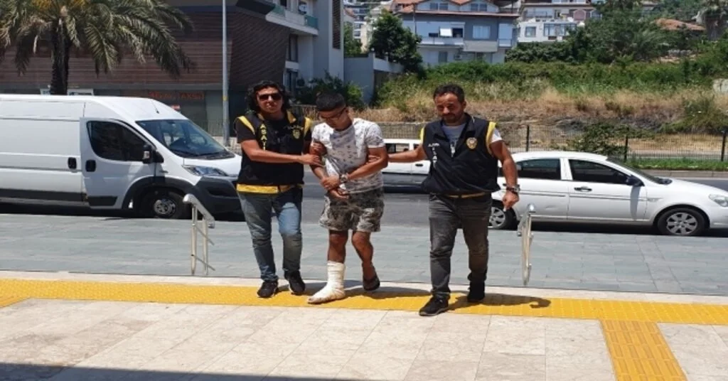 Balkondan Kaçmaya Çalışan Hırsız Düşerek Ayağını Kırdı