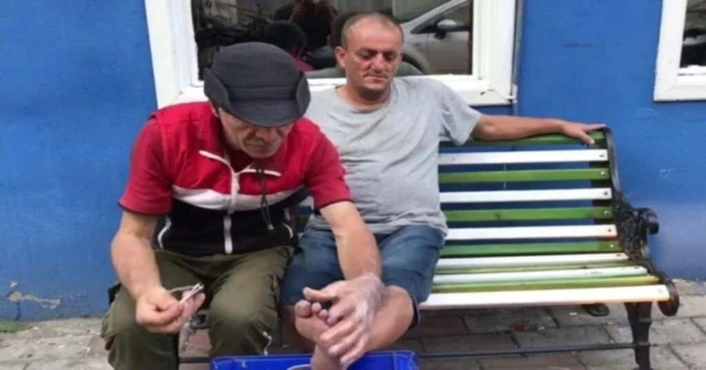 Bankı Tamirden Gelmeyince Kaymakamlık Önündeki Bankı Sırtlayıp Götürdü