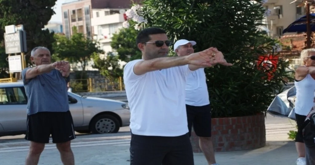 Başkan Günel, Kuşadalılarla Birlikte Sabah Sporu Yapıyor