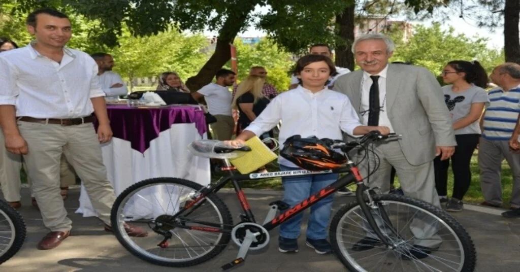 Başkan Mızraklı Lgs Birincilerine Bisiklet Hediye Etti