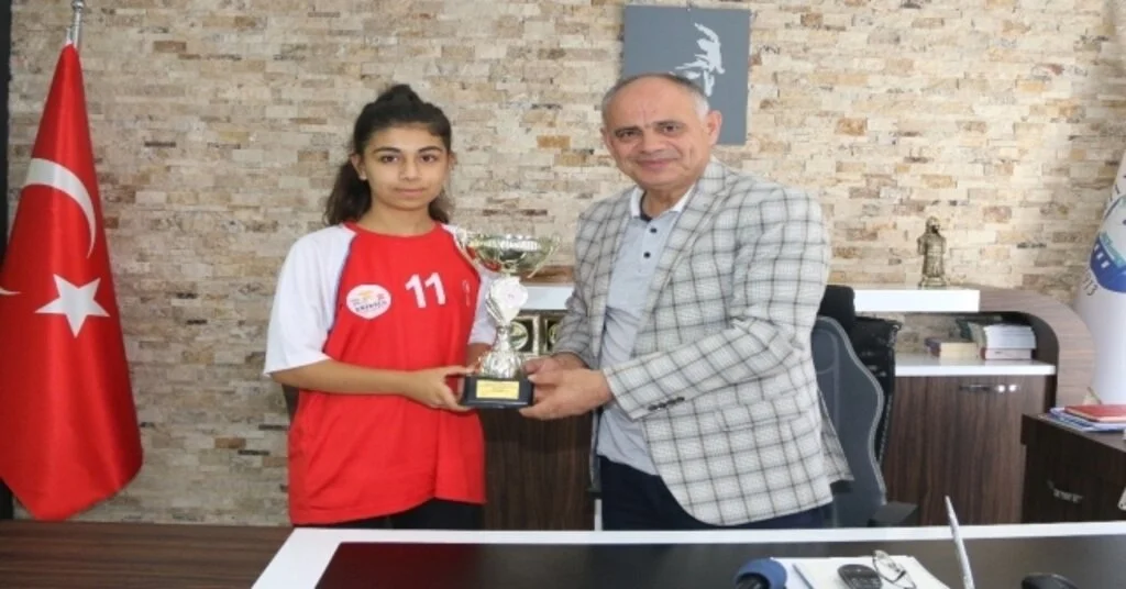 Başkan Öztürk Türkiye Şampiyonu Takımı Makamında Kabul Etti