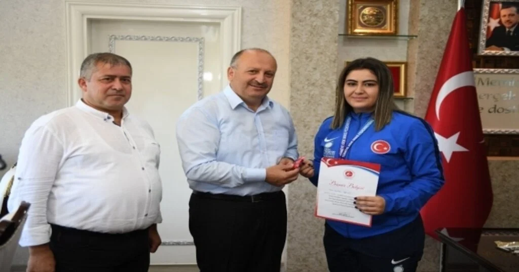 Başkan Şampiyon Sporcuyu Ödüllendirdi