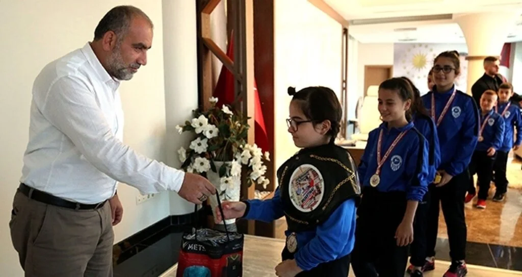 BAŞKAN SANDIKÇI ÖDÜLLENDİRDİ