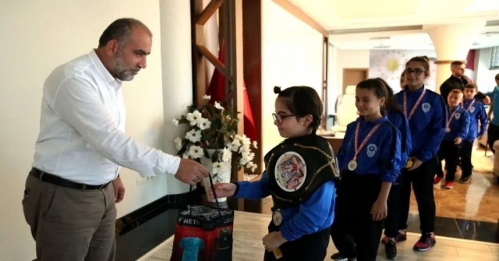 Başkan Sandıkçıdan Muaythai Sporcularına Ödül