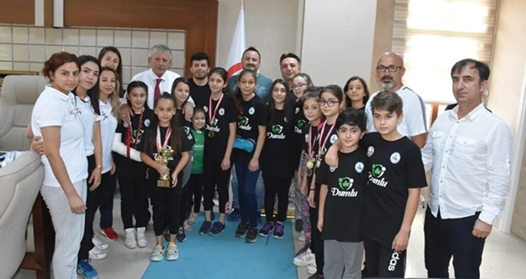 BAŞKAN SARI MİNİKLERİ AĞIRLADI