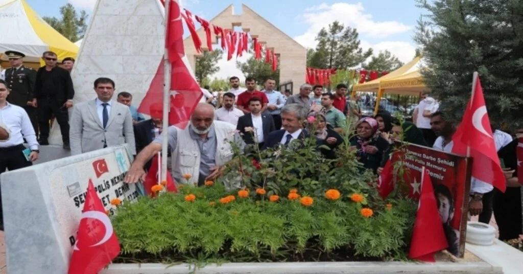 Başkan Tahmazoğlu Şehitlikleri Ziyaret Etti