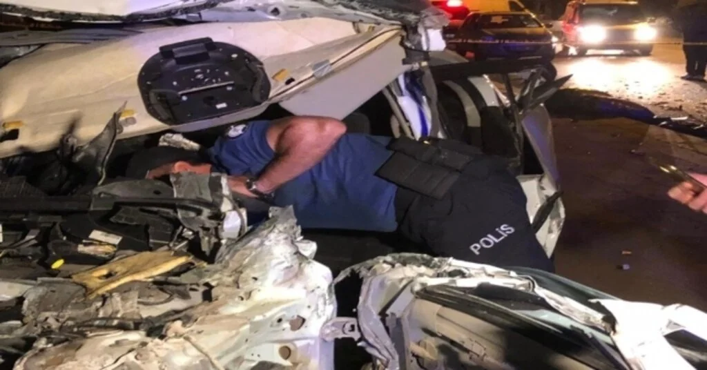 Başkentte Hızını Alamayan Otomobil Kamyonete Arkadan Çarptı: 1 Ağır Yaralı