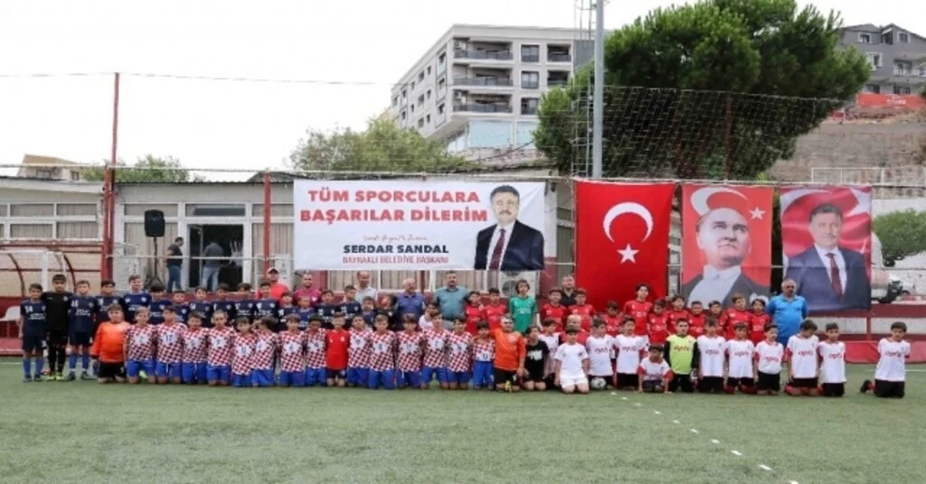 Bayraklıda 32 Takımın Katılımıyla Gençlik Futbol Turnuvası