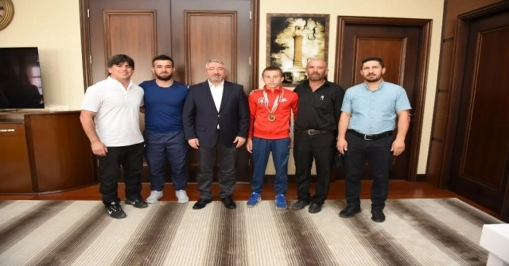 Belediye Başkanı Aşgın Başarılı Güreşçiyi Altınla Ödüllendirdi