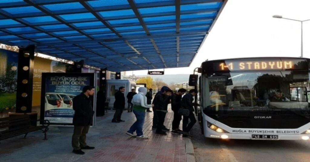 Belediye, Öğrenci İle Şoför Esnafı Arasında Kaldı
