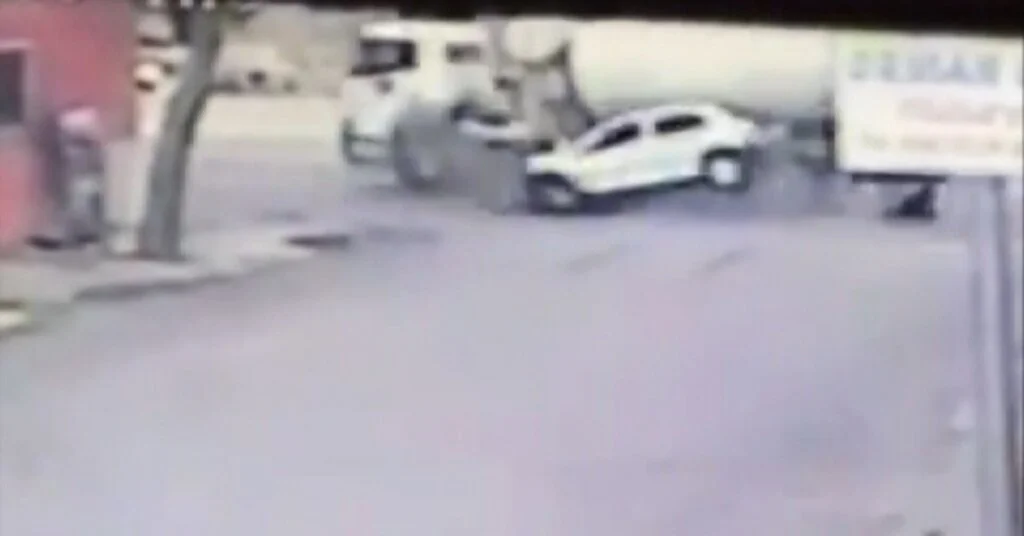 Beton Mikseriyle Otomobilin Çarpışma Anı  Güvenlik Kamerasına Yansıdı