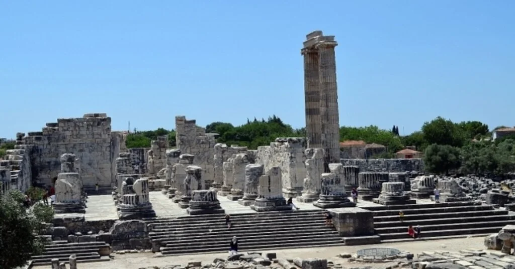 Binlerce Yıllık Tapınağın Duvarlarındaki Çirkin Yazılar Tepki Çekti