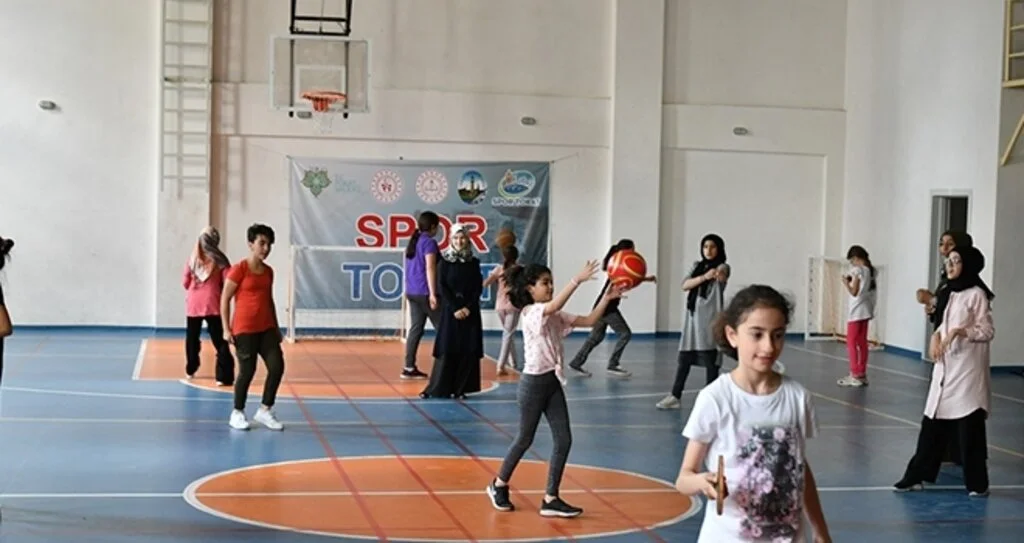 BU YAZ GENÇLERLE BAŞKA