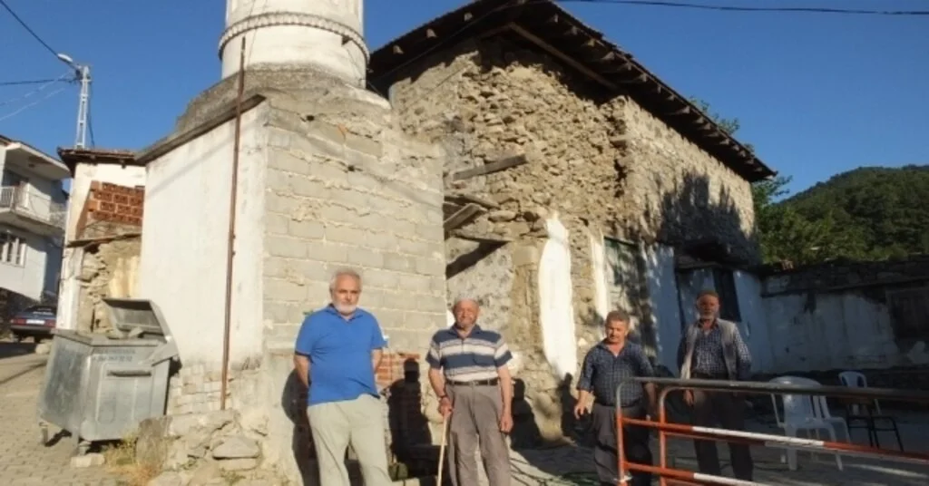 Burhaniyede Eski Cami Vatandaşların Üzerine Yıkılacak