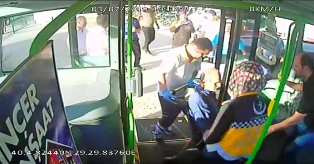 Bursada Otobüs Sürücüsü, Fenalaşan Yolcuyu Hastaneye Yetiştirdi