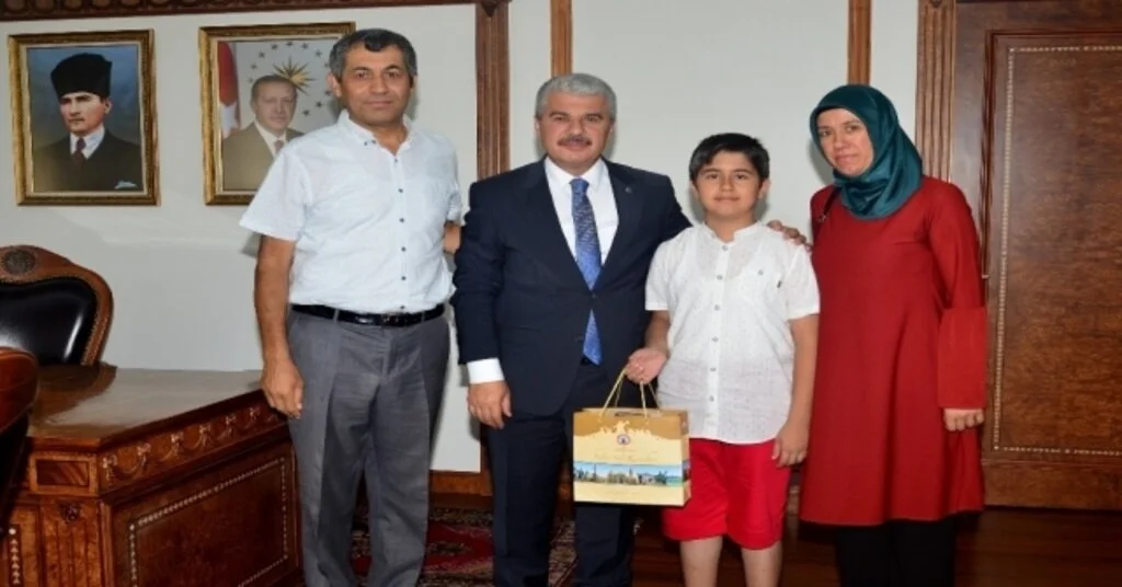 Bursluluk Sınavı Birincisine Vali Akından Ödül