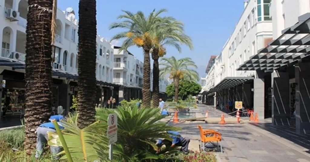 Büyükşehir Kemerde Atatürk Ve Liman Caddeleri Temizledi