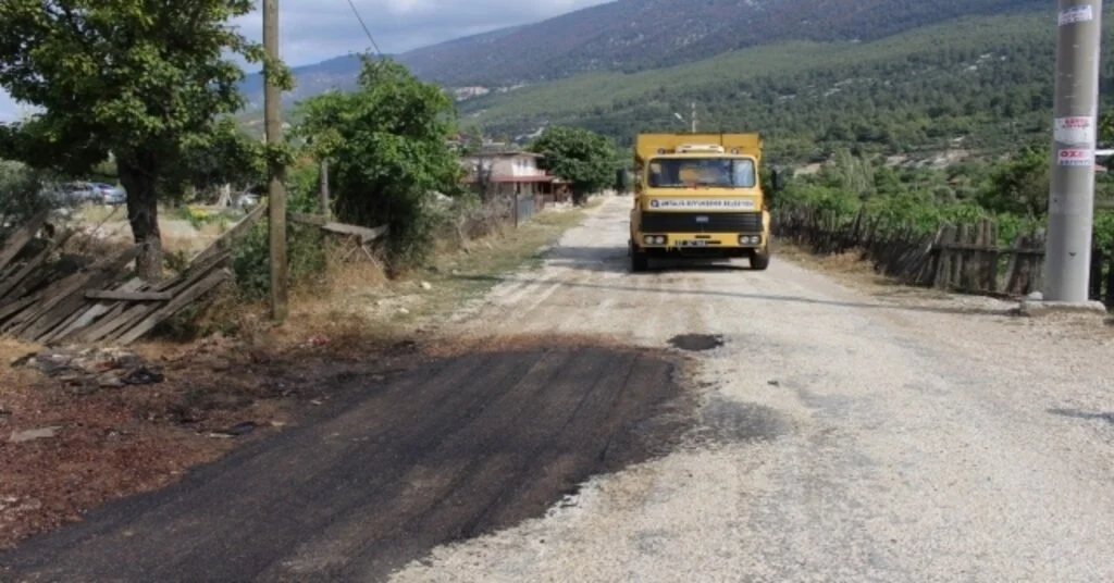 Büyükşehirden, Finike Kırsalında Yol Bakım Çalışması