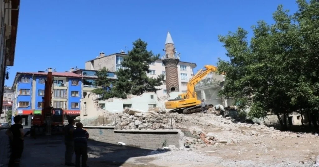 Cami 2.kez Yıkıldı Minaresi 5 Asırdır Ayakta