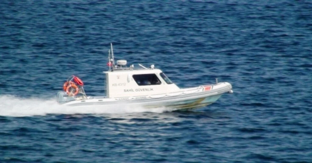 Çanakkale Sahil Güvenlik Grup Komutanlığına Bağlı Ekipler Şüpheli Her Tekneyi Kontrol Ediyor