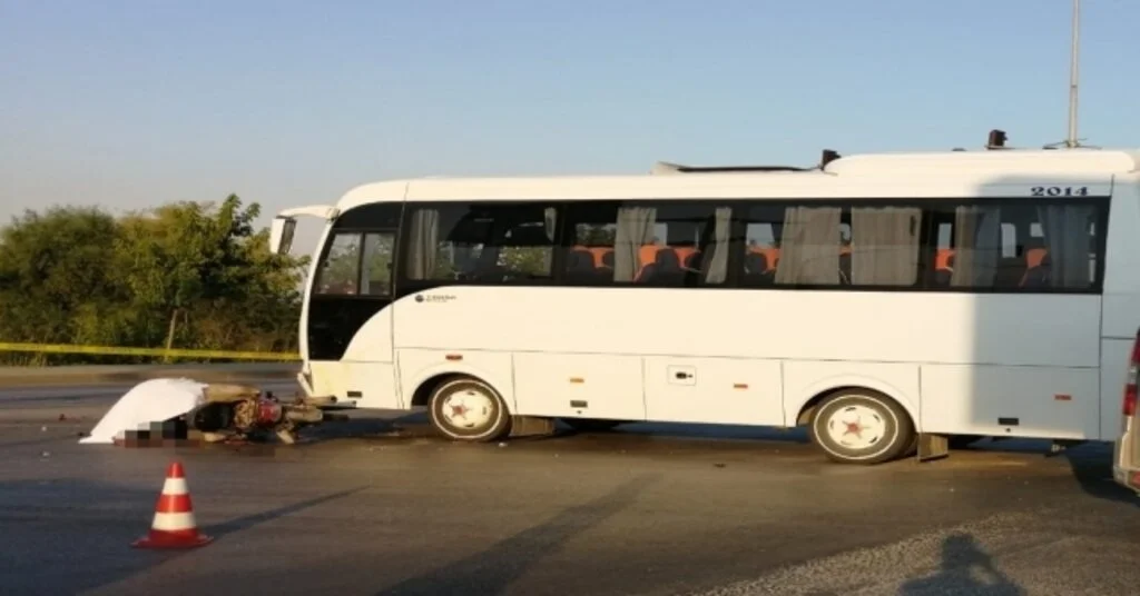 Çanakkalede Otobüs İle Motosiklet Çarpıştı: 1 Ölü