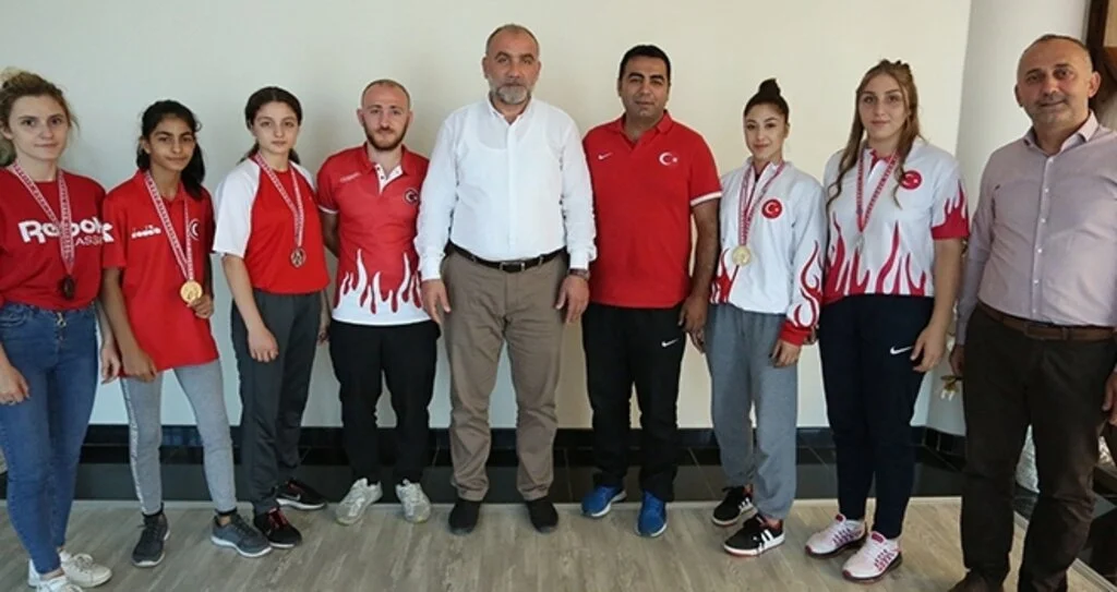 CANİK MADALYAYA DOYMUYOR 