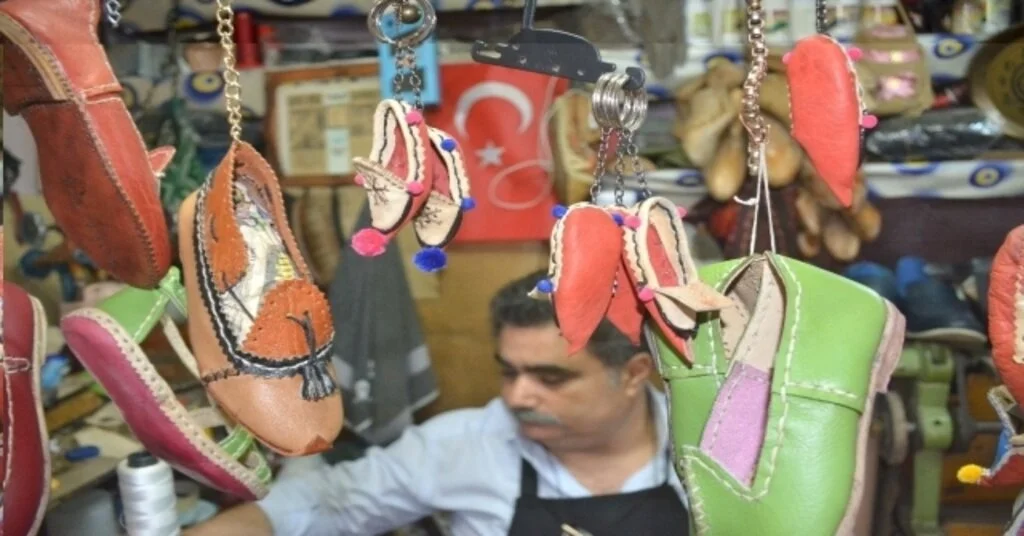 Çarıkları Küçülttü, İşlerini Büyüttü