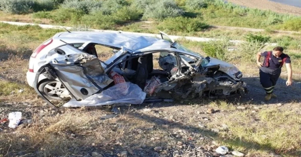 Çarkırıda İki Otomobil Çarpıştı: 2 Ölü, 5 Yaralı