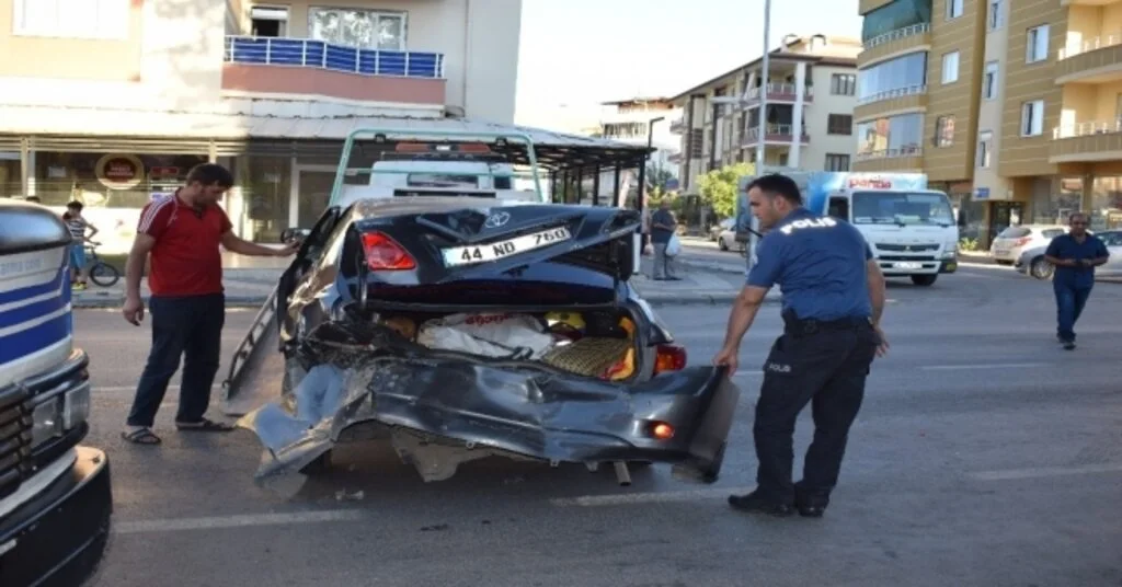 Çarptığı Sürücüyü Altına Alarak Sürükledi, Aracını Bırakıp Kaçtı