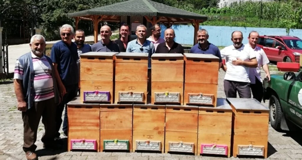 Çarşambalı arıcılara kovan dağıtımı yapıldı