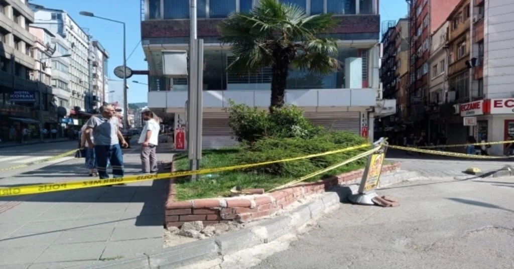 Çatıdan Düşen Parçalar Korku Dolu Anlar Yaşattı