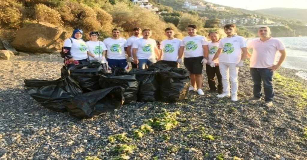 Çevreci Gençler Sahil Temizliğinde