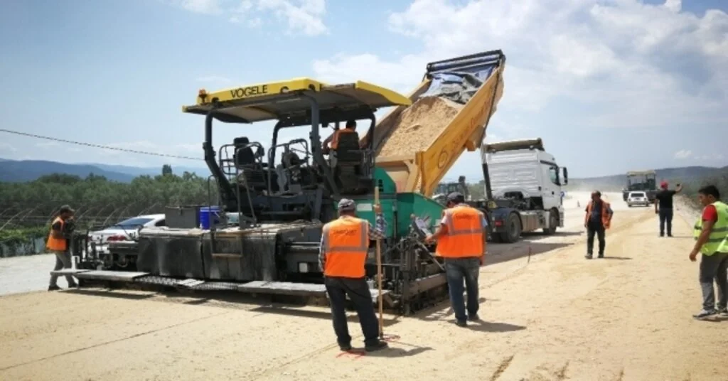 Çiftçinin Eylem Yaptığı Yola İş Makineleri Girdi
