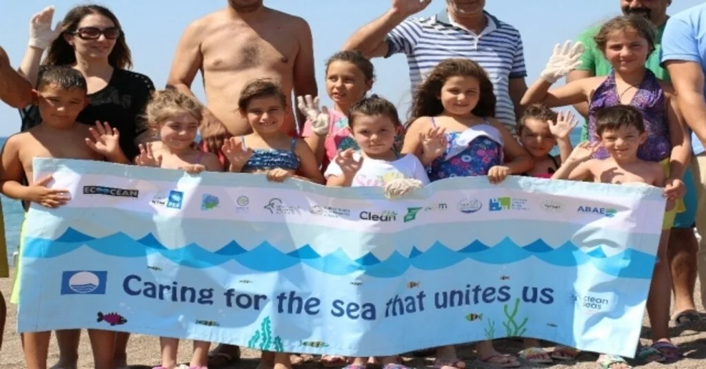 Çocuklar Lara Sahilini Temizleyip, Dünyaya Mesaj Verdi